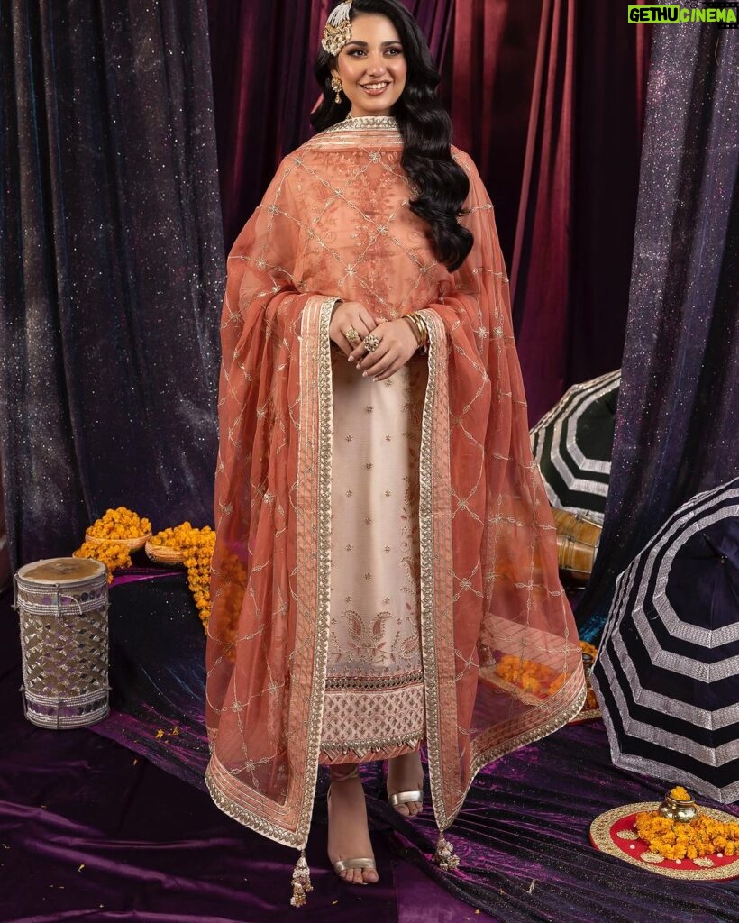 Sarah Khan Instagram - Celebrating the magic of tradition and color with Asim Jofa’s ‘Bajre Da Sitta’ Collection. Each garment is a work of art, weaving the tapestry of a desi wedding. Join me in embracing the vibrant hues and intricate details that define the spirit of celebration! 🌈✨ @asimjofa @iamasimjofa #AsimJofa #IWearAsimJofa #BajreDaSitta #SarahKhan #ChiffonCollection #WeddingCollection #EssentialFestive #Unstitched #Embroidered #WeddingSeason #Festive #Silk #PaperCotton #Fashion #Trending