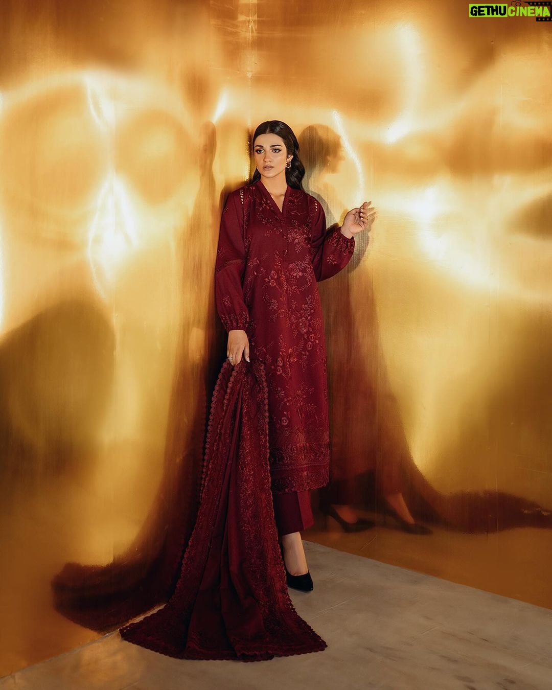 Sarah Khan Instagram - UNSTITCHED - FESTIVE II Enter the festive season in unparalleled elegance with glamorous designs from our Festive II - unstitched collection! Launching Tomorrow 4 PM online | 8th Dec in-stores #sapphire #sapphirepakistan #sapphireunstitched #sapphireonline #sapphirefestive