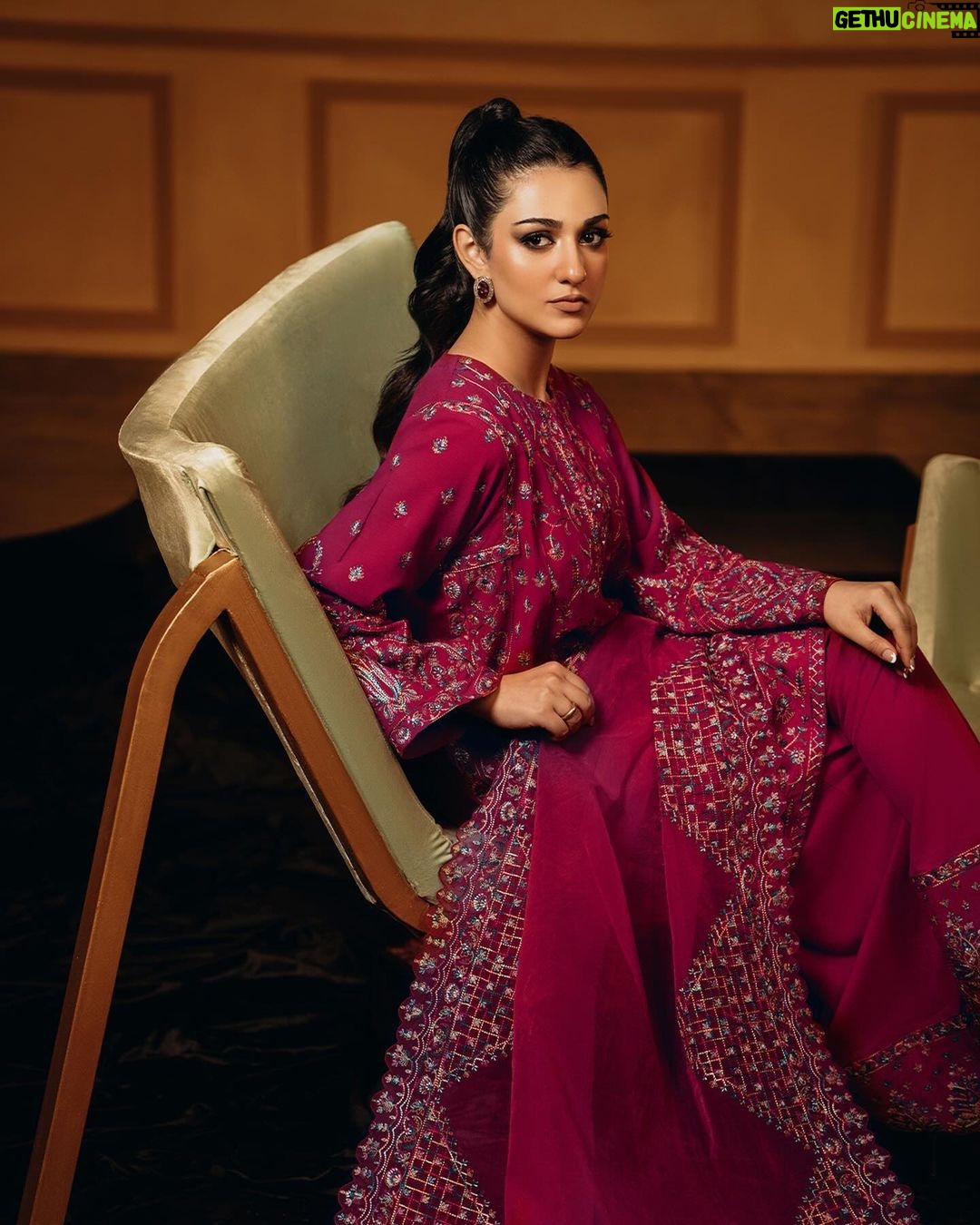 Sarah Khan Instagram - UNSTITCHED - FESTIVE II Enter the festive season in unparalleled elegance with glamorous designs from our Festive II - unstitched collection! Launching Tomorrow 4 PM online | 8th Dec in-stores #sapphire #sapphirepakistan #sapphireunstitched #sapphireonline #sapphirefestive
