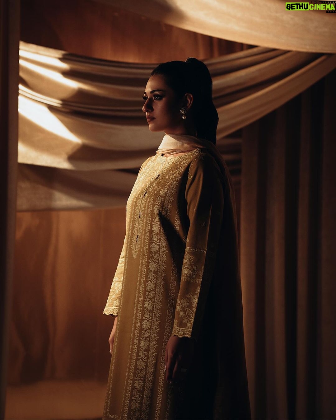 Sarah Khan Instagram - UNSTITCHED - FESTIVE II Enter the festive season in unparalleled elegance with glamorous designs from our Festive II - unstitched collection! Launching Tomorrow 4 PM online | 8th Dec in-stores #sapphire #sapphirepakistan #sapphireunstitched #sapphireonline #sapphirefestive