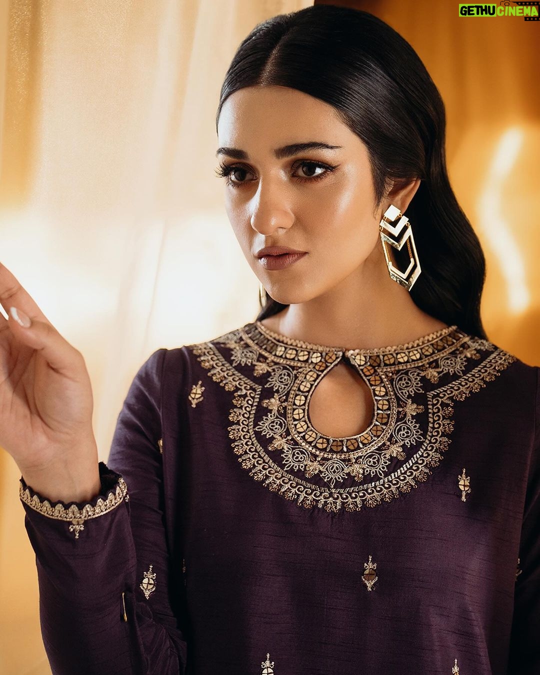 Sarah Khan Instagram - UNSTITCHED - FESTIVE II Enter the festive season in unparalleled elegance with glamorous designs from our Festive II - unstitched collection! Launching Tomorrow 4 PM online | 8th Dec in-stores #sapphire #sapphirepakistan #sapphireunstitched #sapphireonline #sapphirefestive