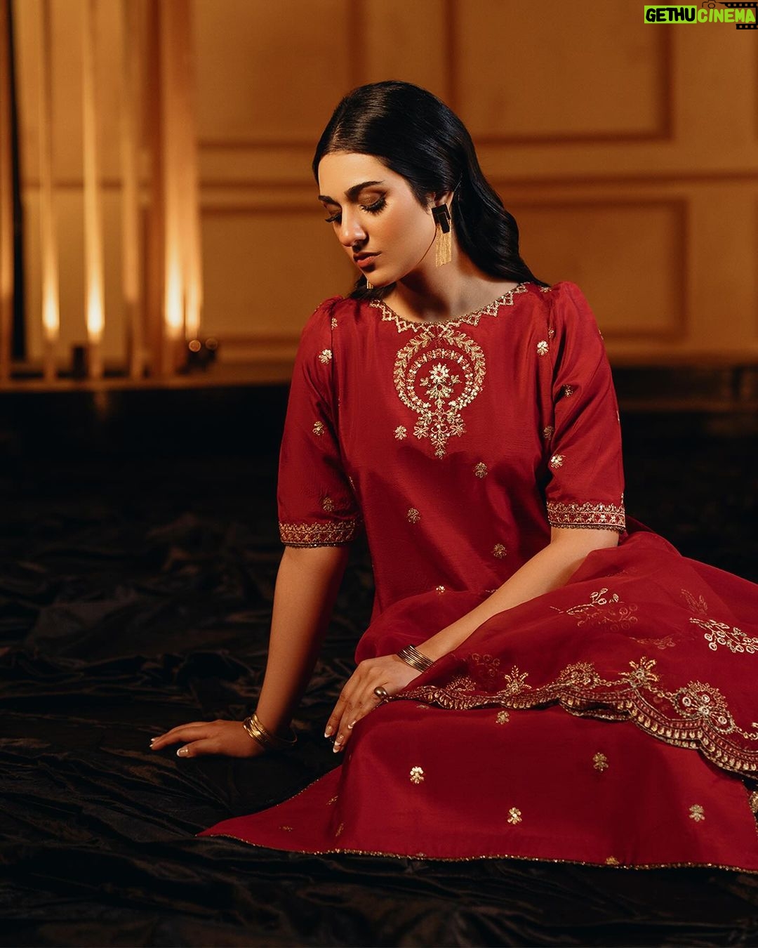 Sarah Khan Instagram - UNSTITCHED - FESTIVE II Enter the festive season in unparalleled elegance with glamorous designs from our Festive II - unstitched collection! Launching Tomorrow 4 PM online | 8th Dec in-stores #sapphire #sapphirepakistan #sapphireunstitched #sapphireonline #sapphirefestive