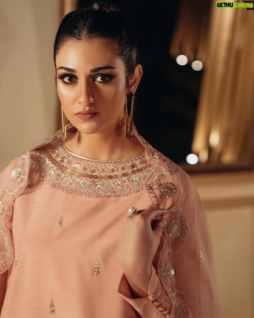 Sarah Khan Instagram - UNSTITCHED - FESTIVE II Enter the festive season in unparalleled elegance with glamorous designs from our Festive II - unstitched collection! Launching Tomorrow 4 PM online | 8th Dec in-stores #sapphire #sapphirepakistan #sapphireunstitched #sapphireonline #sapphirefestive
