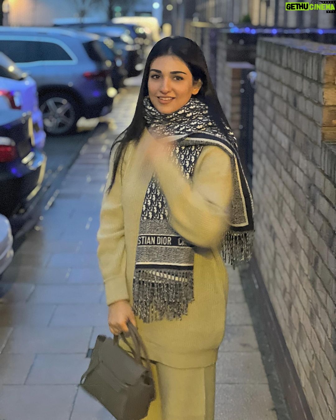 Sarah Khan Instagram - 💕 London, United Kingdom