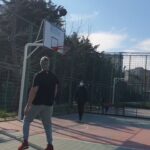 Sarp Levendoğlu Instagram - Eski takım ve sıra arkadaşım @coach_utkuiskit ile bir takım şut🏀 drilleri🏀🏀 #sarplevendoğlu #basketball