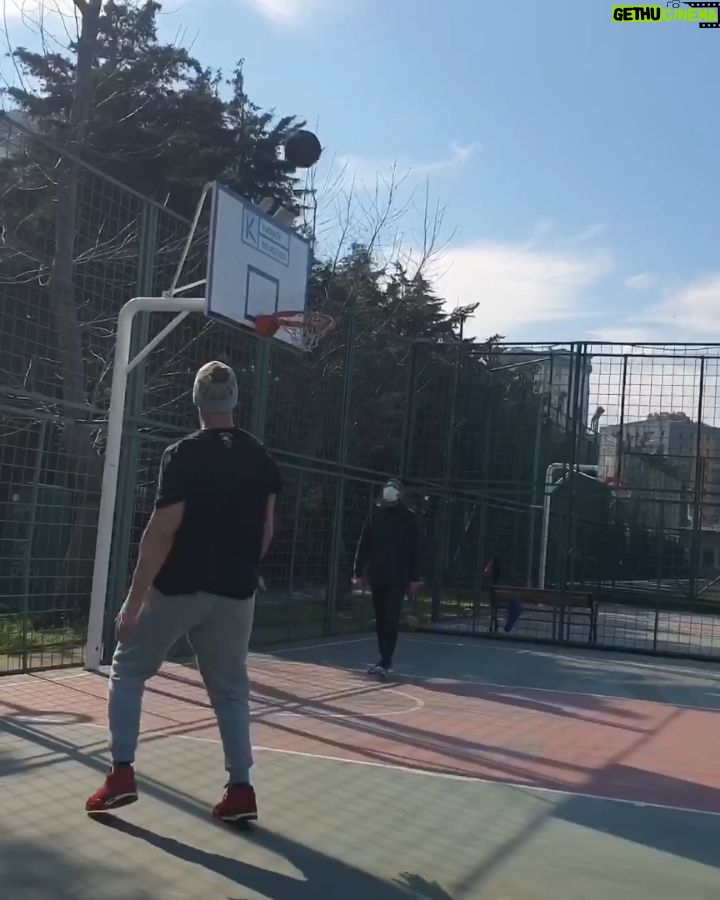 Sarp Levendoğlu Instagram - Eski takım ve sıra arkadaşım @coach_utkuiskit ile bir takım şut🏀 drilleri🏀🏀 #sarplevendoğlu #basketball