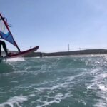 Sarp Levendoğlu Instagram - Hızlı olmayı bizden kaçarak öğrendiler🚀🤙💥🤣 @sofasurfshop @gaastra_tabou_international @bubisurfschool #windsurf #windsurfing #sarplevendoğlu #alaçatı Bu Bi Sörf Okulu