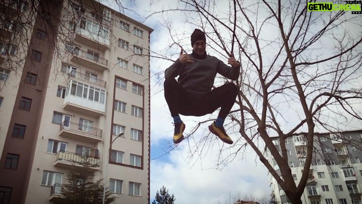 Sarp Levendoğlu Instagram - Uçmuyorsak, Newton'a saygımızdan🚀🛩️✈️🛫🚁😂😂 @nike #sarplevendoğlu #spor #fitness #fit #sağlık #kardiyo #nefes Krypton