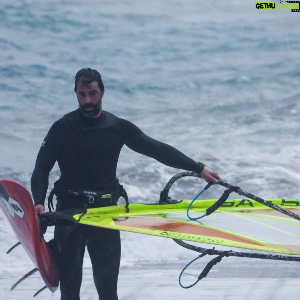 Sarp Levendoğlu Instagram - Sağlam sörfçü kalmaz dalgada, Müslüm baba sığmaz ipoda😂 @sofasurfshop @gaastra_tabou_international @ Datça, Mugla