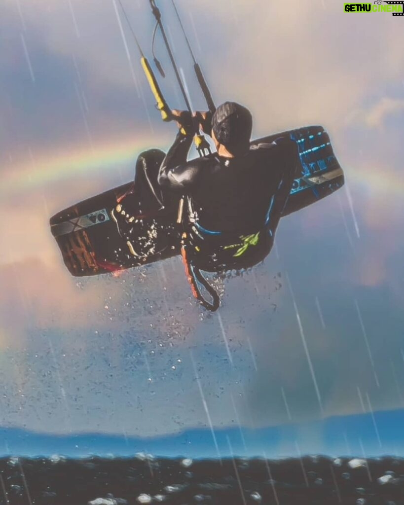 Sarp Levendoğlu Instagram - Ele minnet edeceğime surfe masraf ederim 🤣🤣🤣🤣🤣@mysticturkiye @sofasurfshop @gaastra_tabou_international #surf #ege #ayvalık #kitesurf #kitesurfing 81 Kite Club Ayvalik