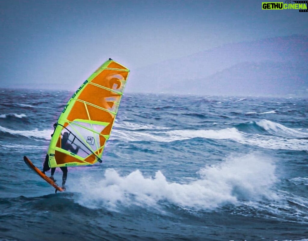Sarp Levendoğlu Instagram - Sarı kızın nazı Sarp'ın ara gazı🤣🤣🤣🤣 @sofasurfshop @gaastra_tabou_international #windsurfing #datça #sarplevendoğlu #deniz Datça, Mugla