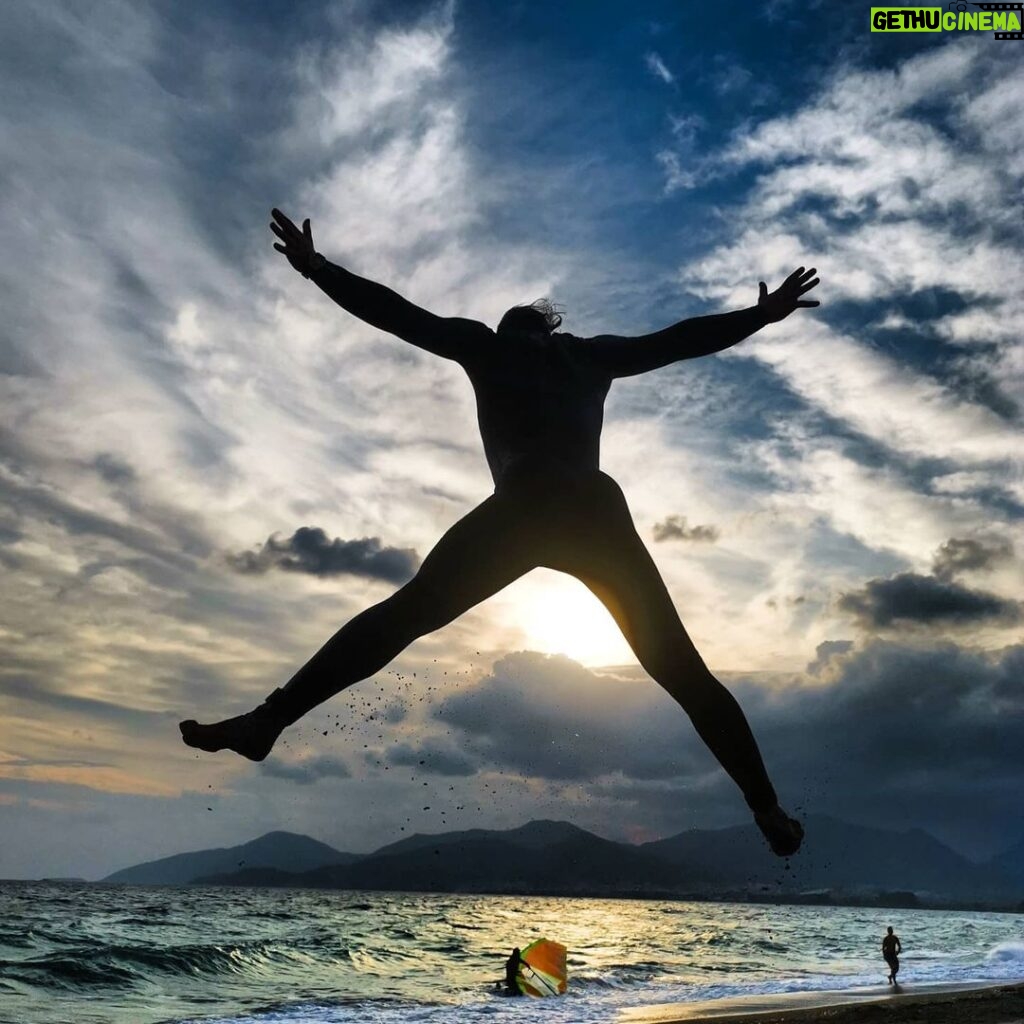 Sarp Levendoğlu Instagram - Lodosta Sörf Yapmaktan Bana Bir Hal Geldi Havada Durdum😃😃 @ucpaturkey #surf #windsurfing #timetoreset #sarplevendoğlu #datça UCPA SPOR
