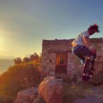 Sarp Levendoğlu Instagram - Sabri Bey Ne Yapıyorsunuz?😳 😳 📸:@kursadyildirim #skateboard #knidos #sarplevendoğlu #datça @turkiyekaykayfederasyonu @enfalaltarc Datça, Mugla