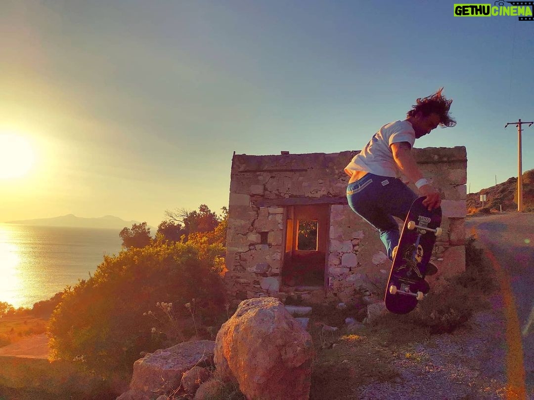 Sarp Levendoğlu - 6.8K Likes - Sabri Bey Ne Yapıyorsunuz?😳
😳 📸:@kursadyildirim
#skateboard #knidos #sarplevendoğlu #datça @turkiyekaykayfederasyonu
@enfalaltarc