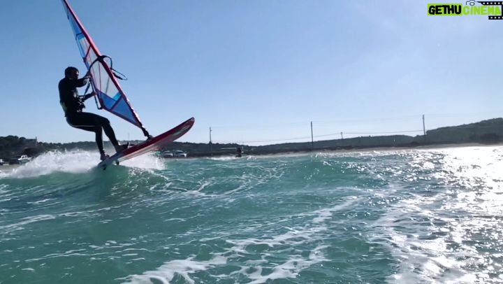 Sarp Levendoğlu Instagram - Ocean Stone🌊 📸: @korhanbaran @sofasurfshop @gaastra_tabou_international #windsurfing #windsurf #çeşme #nefes #sarplevendoğlu #dalga #deniz Pırlanta Plajı
