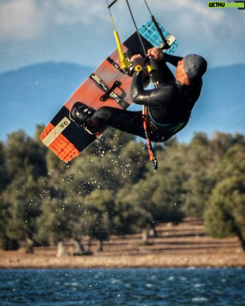 Sarp Levendoğlu Instagram - Pire Ferhat 🤸‍♀️@gaastra_tabou_international @sofasurfshop #kitesurf #kitesurfer #sarplevendoğlu #kitesurfing 81 Kite Club Ayvalik