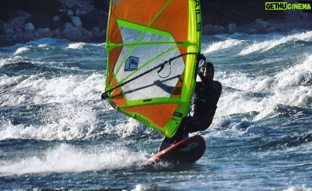 Sarp Levendoğlu Instagram - Sonbahar fırtınaları🌪️🌪️ @mysticturkiye @gaastra_tabou_international @sofasurfshop #pırlantakoyu #çeşme #windsurf #nefes #windsurf #dalga Pırlanta koyu