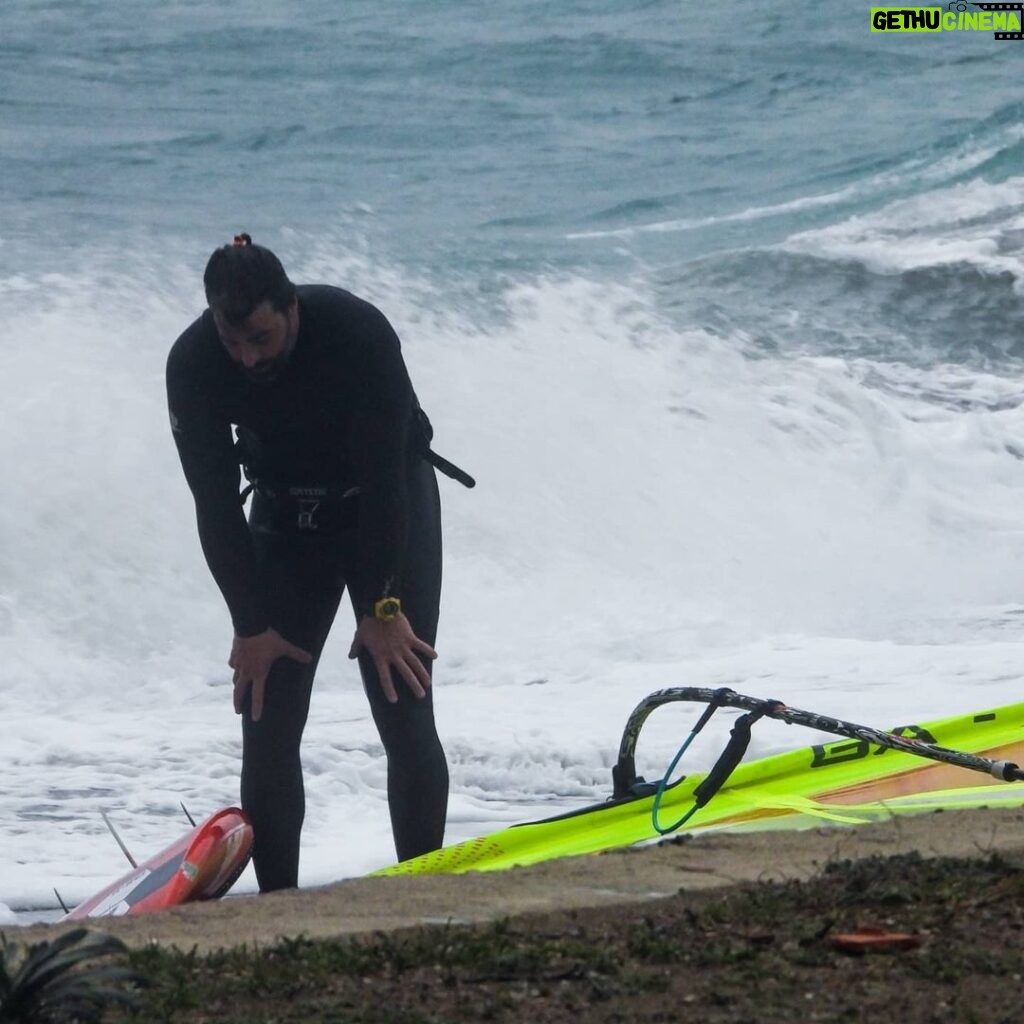 Sarp Levendoğlu Instagram - Sağlam sörfçü kalmaz dalgada, Müslüm baba sığmaz ipoda😂 @sofasurfshop @gaastra_tabou_international @ Datça, Mugla