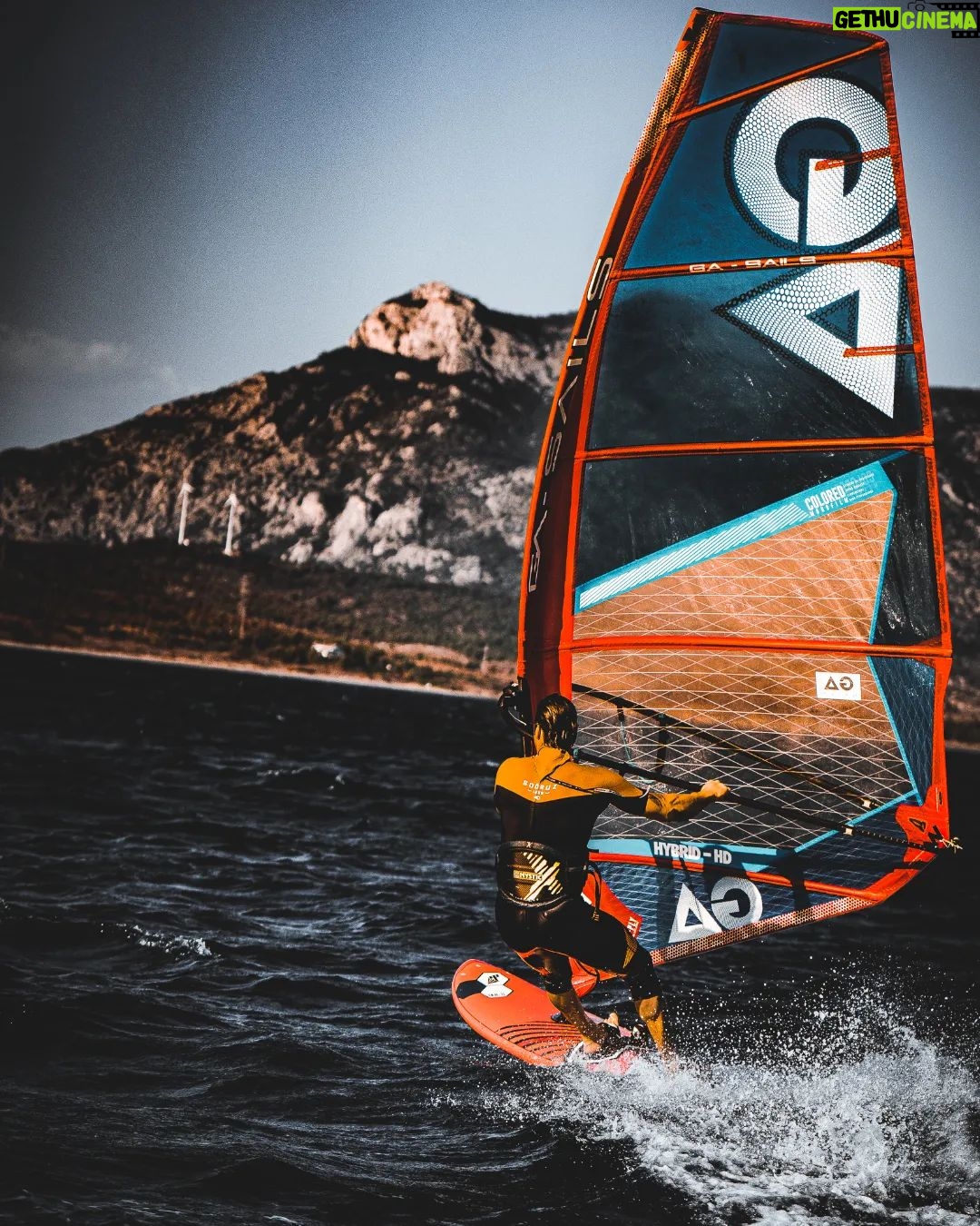 Sarp Levendoğlu Instagram - Arabam Astra Yelkenimin Gaastra Geçemez Beni Kimse Kastra Kastra🤘@gaastra_tabou_international @sofasurfshop @korhanbaran Doğada Bulunan Diyorum TAHTA Datça