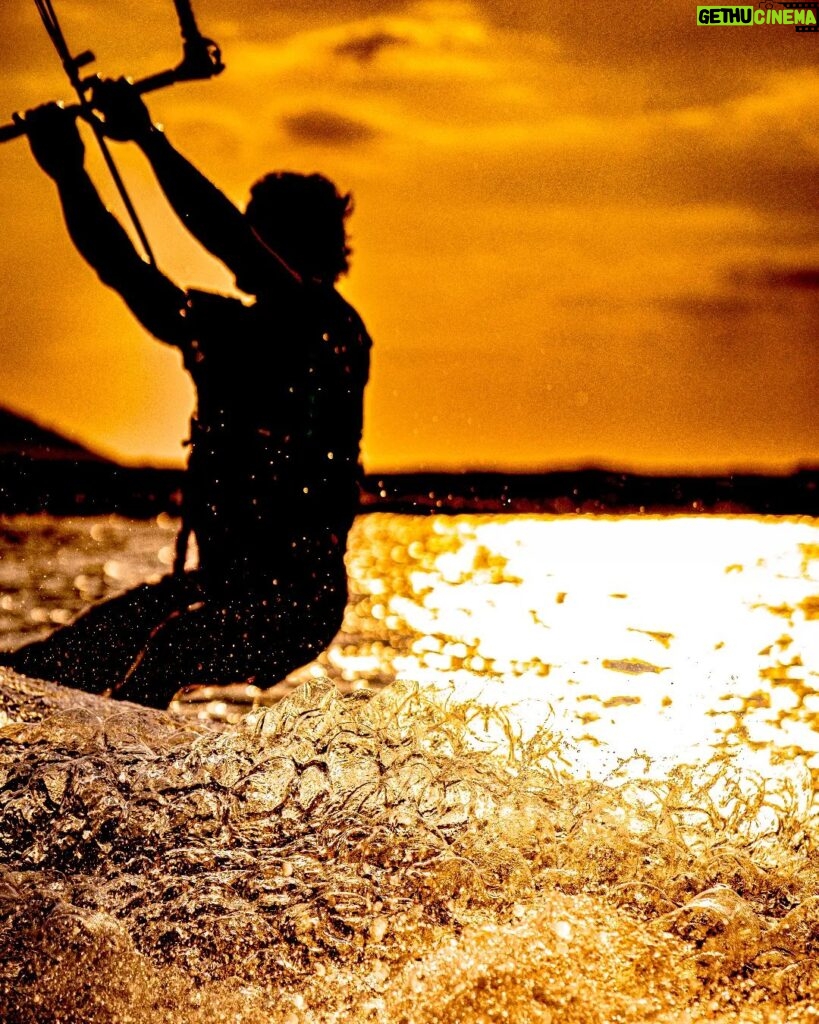 Sarp Levendoğlu Instagram - SUNSET🌅 📸:@besoklar #kitesurfing #kitesurf @ucpa_datca @ucpaturkiye Alavara