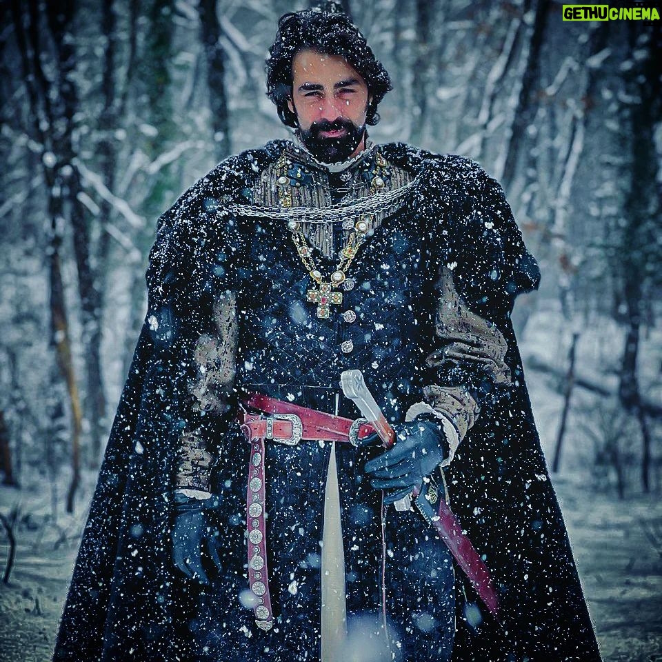 Sarp Levendoğlu - 11.1K Likes - Alparslan Büyük Selçuklu serüvenimde birlikte çalıştığımız ,yönetmenlerimize,tüm oyuncu ve ekip arkadaşlarıma,yapım ekibimize,Akli Film Ailesi ve TRT çalışanlarına bizden desteklerini esirgemeyen değerli seyircilerimize sonsuz teşekkürler.Benim Diyojenle yolculuğum burada sona eriyor,yolunuz açık, reytinginiz bol olsun.Hoşçakalın @trt1 @alparslanbuyukselcuklu @akli.film