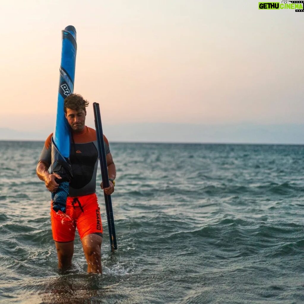 Sarp Levendoğlu Instagram - İŞ ÇIKIŞI🤣😎🏄 @gaastra_tabou_international @sofasurfshop #DATÇA #windsurfing #windsurfing Datça