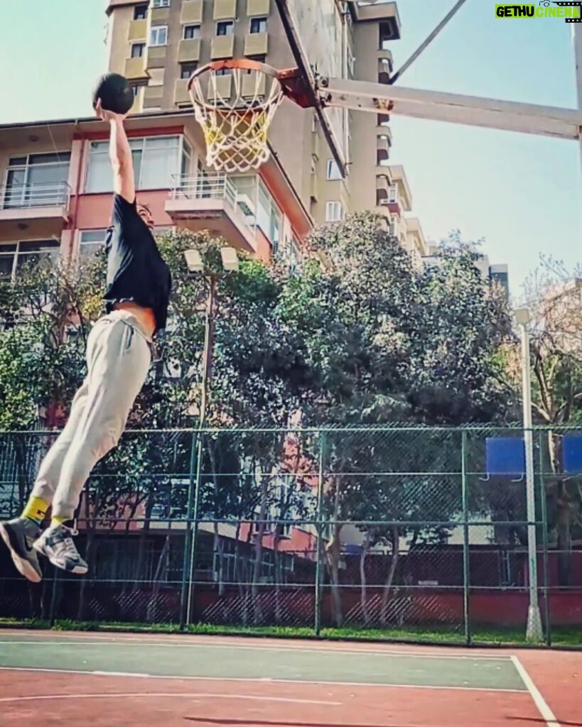 Sarp Levendoğlu Instagram - Bİ ELAAMET GELDİ FİYUUUI🏀⛹️ #TBT @nike #basketball #streetball #basketbol Feneryolu, Kadıköy