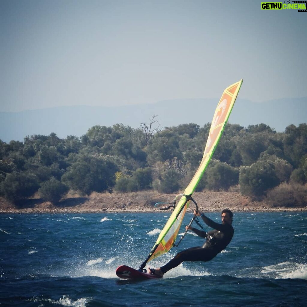 Sarp Levendoğlu Instagram - Tutmayın Küçük Enişteyi 🌊🌪️🌪️ 📸:@nazcaglairmak @gaastra_tabou_international @sofasurfshop #ayvalık #windsurfing #windsurf CNR KiteSurf School