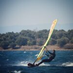 Sarp Levendoğlu Instagram – Tutmayın Küçük Enişteyi 🌊🌪️🌪️ 📸:@nazcaglairmak @gaastra_tabou_international  @sofasurfshop  #ayvalık #windsurfing #windsurf CNR KiteSurf School