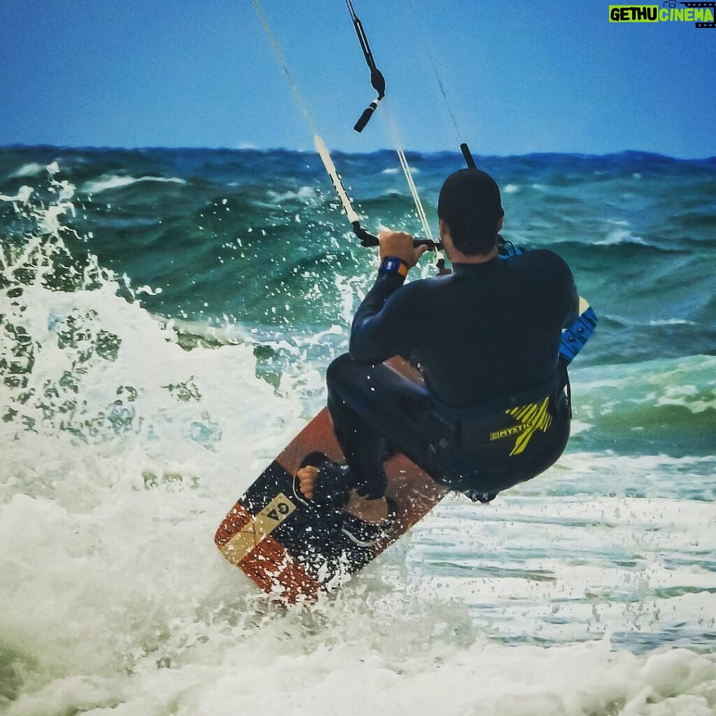 Sarp Levendoğlu Instagram - EK İŞİMİZ HOPPALA CUPPALA🏄 @surfschoolistanbul @gaastra_tabou_international Surf School Istanbul
