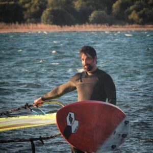 Sarp Levendoğlu Instagram - Yanlış olmasın,Windsurf bizim EK İŞİMİZ DEĞİL TEK İŞİMİZ!😎😎 📸 @nazcaglairmak @sofasurfshop @tabou #windsurfing #ayvalık