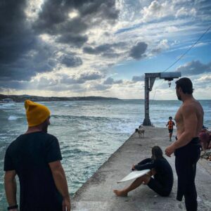 Sarp Levendoğlu Instagram - Dalgamıza Bakarken🌊🏄 @surfschoolistanbul #kilyos #karadeniz #dalga #surf #waves