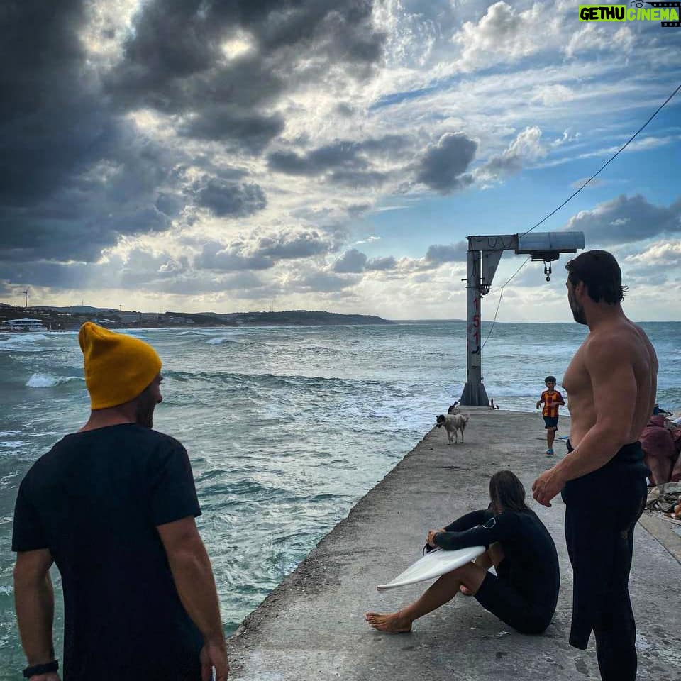 Sarp Levendoğlu - 6.9K Likes - Dalgamıza Bakarken🌊🏄 @surfschoolistanbul #kilyos #karadeniz #dalga #surf #waves