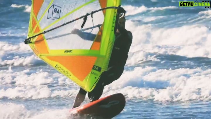 Sarp Levendoğlu Instagram - Kafanı Kaldırıma Sürter Çıkan Kıvılcımla Sigaramı Yakarım💥💥💥💥💥💥 @gaastra_tabou_international @sofasurfshop @gokselguner @bubisurfschool #çeşme #windsurf #windsurfing #adrenalin #sörf #sarplevendoğlu Pırlanta koyu