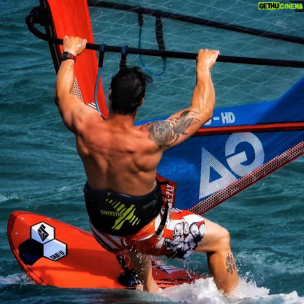 Sarp Levendoğlu Instagram - FİLİFOT😎 #alaçatı #surf @gaastra_tabou_international Bu Bi Sörf Okulu