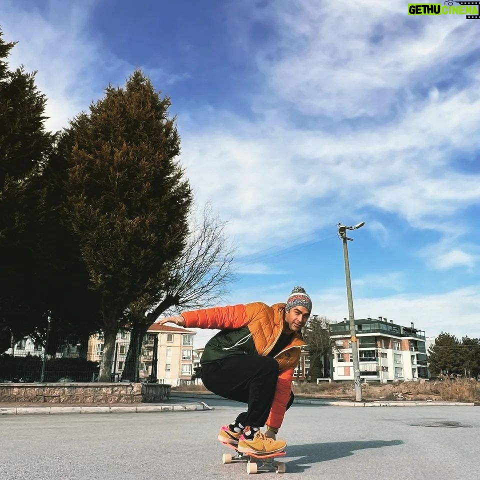 Sarp Levendoğlu - 20.7K Likes - Tekerlekli Tahta.
Tahta mı?
Tahta tabi zoruna mı gitti!
🤣🤣🛹🛹 @nike.comtr @yowsurf @nike @nikesb