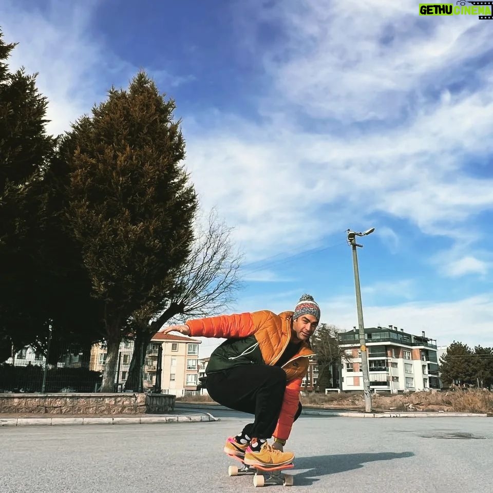 Sarp Levendoğlu Instagram - Tekerlekli Tahta. Tahta mı? Tahta tabi zoruna mı gitti! 🤣🤣🛹🛹 @nike.comtr @yowsurf @nike @nikesb Eskisehir, Turkey