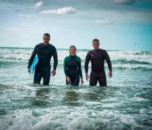 Sarp Levendoğlu Instagram - COMING SOON🌊🏄 @aniltetik @nazcaglairmak @surfschoolistanbul #surf #kilyos #adrenalin #dalga #wave #deniz #sörf