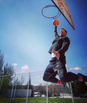 Sarp Levendoğlu Instagram - Hooooop Hadi Bakiiiim🏀🏀🏀