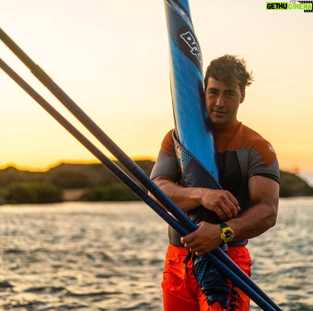Sarp Levendoğlu Instagram - Sunset 🌅 @sofasurfshop @gaastra_tabou_international #datça #windsurf DATÇA