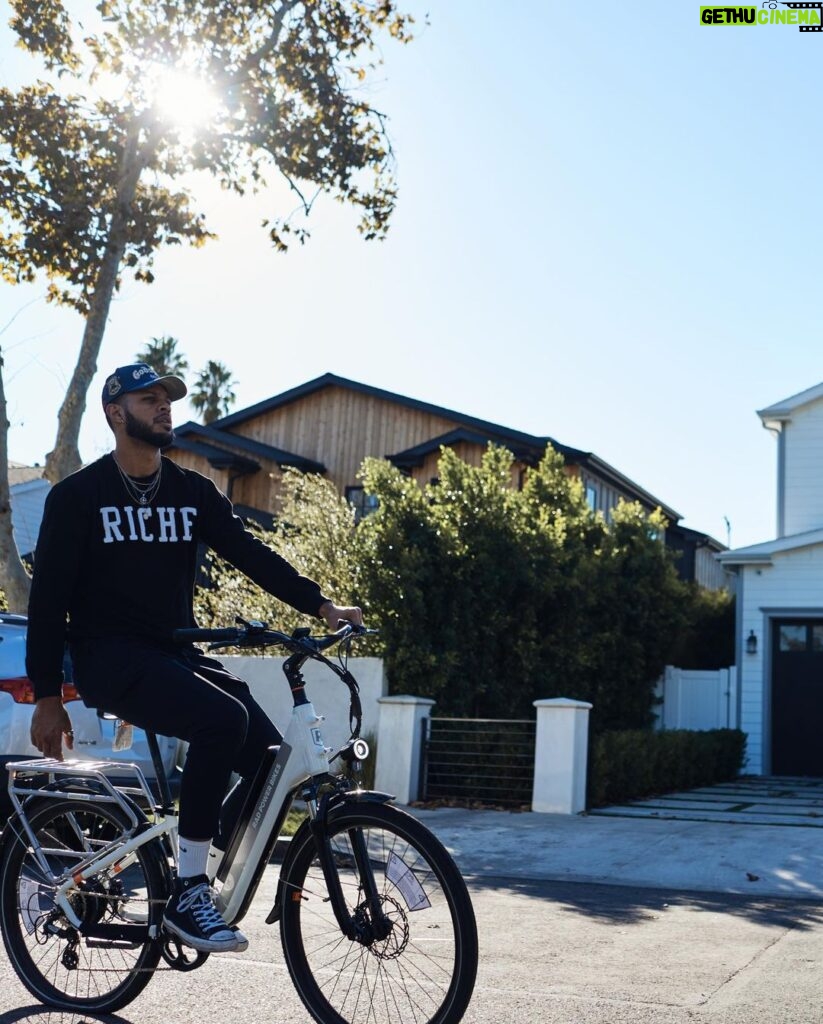 Sarunas J. Jackson Instagram - WHEW we are lucky Deebo did NOT have a @radpowerbikes in “Friday” because these things MOVE when you barely pedal. Felt like a big kid riding around neighborhoods… can’t wait till Zen learns how to ride a bike lol. #riderad #onedaynocar #ad @radpowerbikes These bad boys just dropped 9/22 ! 📸 @themiikec Los Angeles, California
