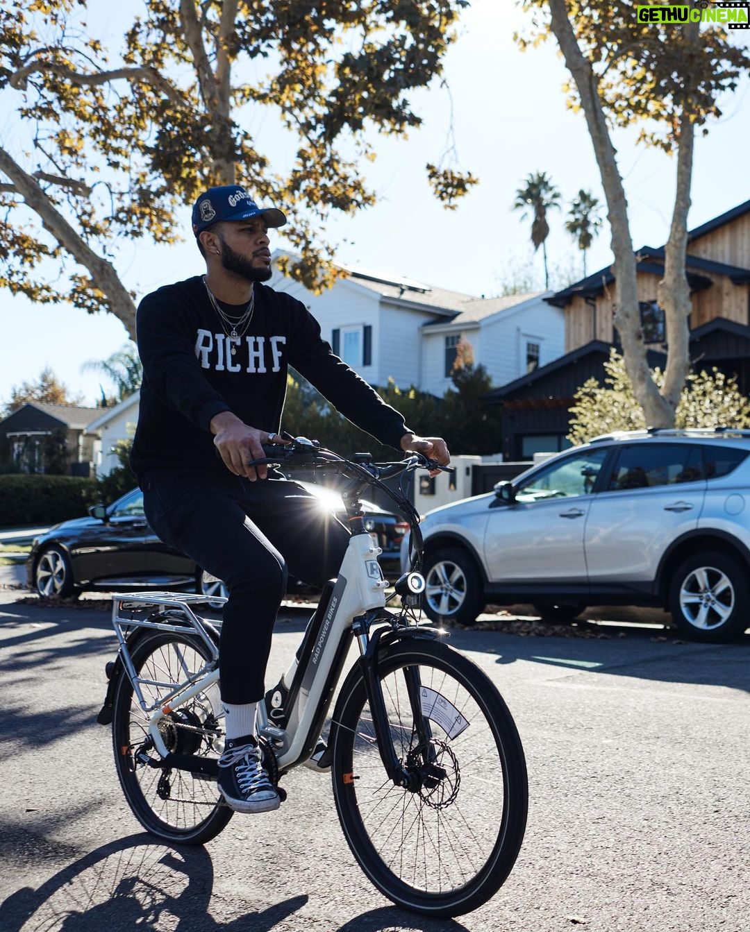 Sarunas J. Jackson Instagram - WHEW we are lucky Deebo did NOT have a @radpowerbikes in “Friday” because these things MOVE when you barely pedal. Felt like a big kid riding around neighborhoods… can’t wait till Zen learns how to ride a bike lol. #riderad #onedaynocar #ad @radpowerbikes These bad boys just dropped 9/22 ! 📸 @themiikec Los Angeles, California