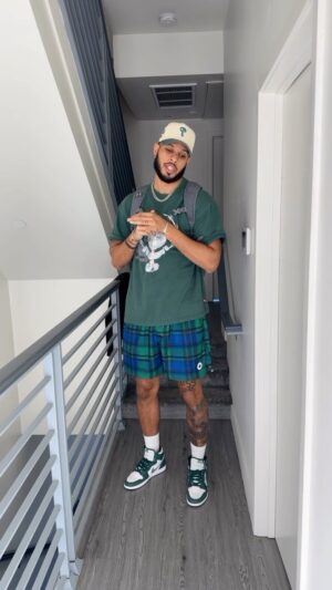 Sarunas J. Jackson Instagram - Never knew what to do when my parents talked about me to a family member I met when I was 8 months old. Standing there like a damn prop 🙄 can we leave!? Your goodbye has been 53 min long!
@j.one.8