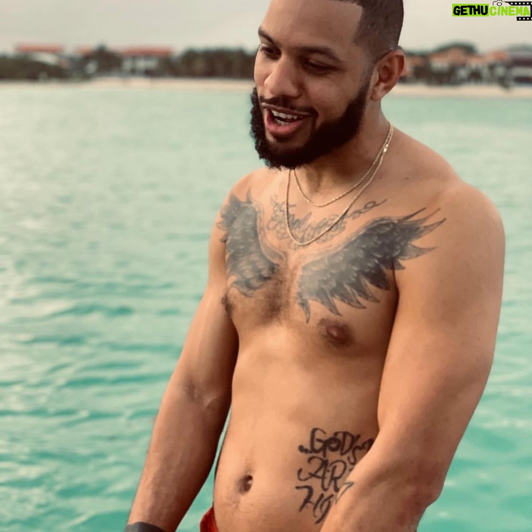Sarunas J. Jackson Instagram - I’m always hungry for progression. I’ve had an inconsistent journey with my body for years due to a back injury. As a former athlete, most my life my identity was tied with my physical body. When that has been taken from me at times, my mental health was too. Took me to a negative space to not be able sit in a car without feeling extreme pain. I’m so grateful to be in the space I’m in now. From squatting (kinda lol) 315 lbs, to boxing, hoopin, playing with my daughter and God kids.. So much to be thankful for. I had to take accountability (which is scary for most) and decide to take control of my mental health and physical health. If you are in a place you are not happy in, YOU have more power then you give yourself credit for. Your mind is your strongest tool and you can get on the path you want. Prioritizing my mental is what allowed me to get physically healthy and set my routines and diet. Outside opinions of others mean NOTHING. If people are lying and putting THEIR limitations on you, that is THEIR issue and not YOURS. You are what you attach to I am (Confucius). S/O to @liftsociety for providing a space for me to maintain my mind and body 🙏🏽💪🏽 And to @q24training and @craigliebenson for getting me on the right track 💙🫡 1st slide: Oct 2022 (Left) Sept 2023 (Right) 🙏🏽 And others are throughout the past 3 years. Los Angeles, California