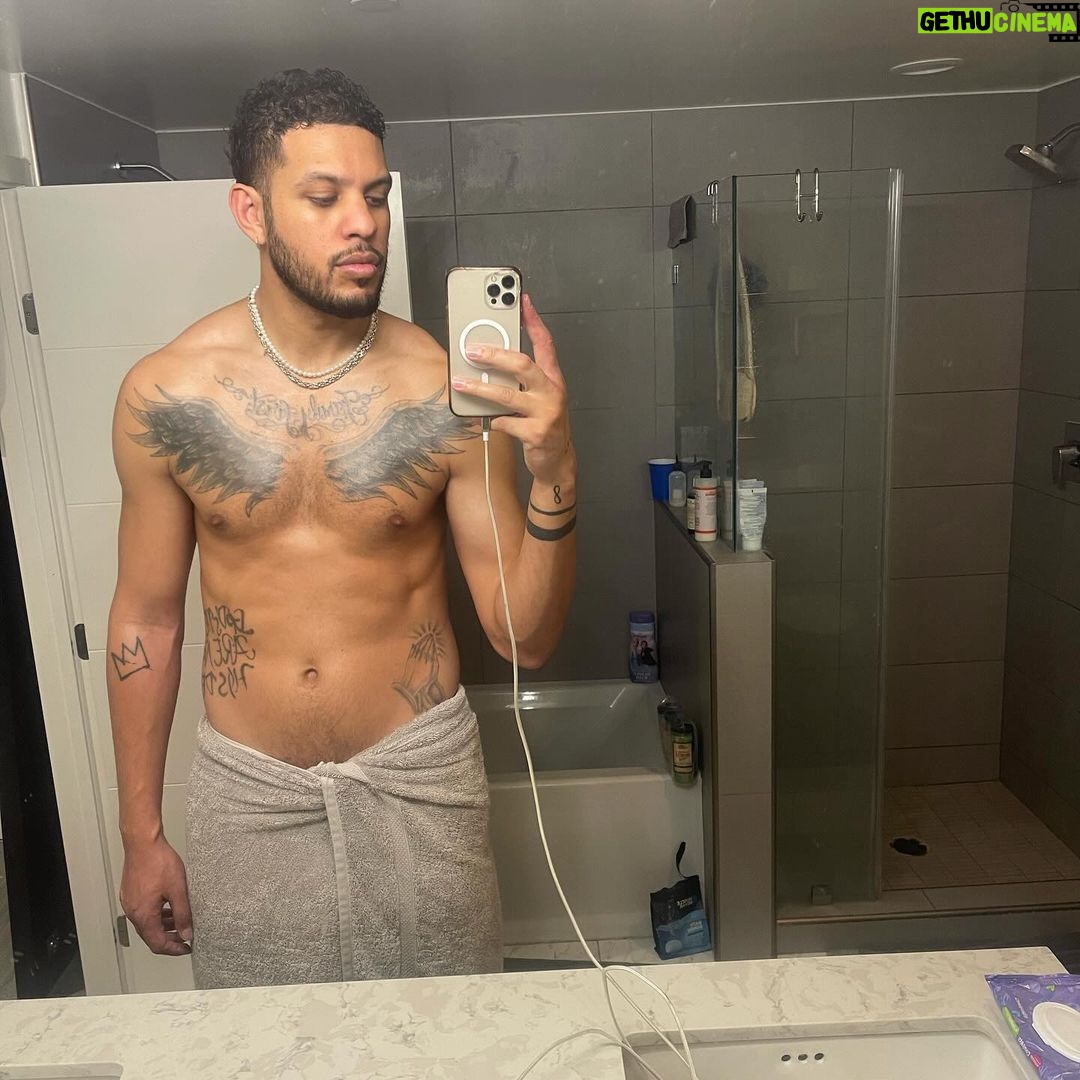 Sarunas J. Jackson Instagram - I’m always hungry for progression. I’ve had an inconsistent journey with my body for years due to a back injury. As a former athlete, most my life my identity was tied with my physical body. When that has been taken from me at times, my mental health was too. Took me to a negative space to not be able sit in a car without feeling extreme pain. I’m so grateful to be in the space I’m in now. From squatting (kinda lol) 315 lbs, to boxing, hoopin, playing with my daughter and God kids.. So much to be thankful for. I had to take accountability (which is scary for most) and decide to take control of my mental health and physical health. If you are in a place you are not happy in, YOU have more power then you give yourself credit for. Your mind is your strongest tool and you can get on the path you want. Prioritizing my mental is what allowed me to get physically healthy and set my routines and diet. Outside opinions of others mean NOTHING. If people are lying and putting THEIR limitations on you, that is THEIR issue and not YOURS. You are what you attach to I am (Confucius). S/O to @liftsociety for providing a space for me to maintain my mind and body 🙏🏽💪🏽 And to @q24training and @craigliebenson for getting me on the right track 💙🫡 1st slide: Oct 2022 (Left) Sept 2023 (Right) 🙏🏽 And others are throughout the past 3 years. Los Angeles, California