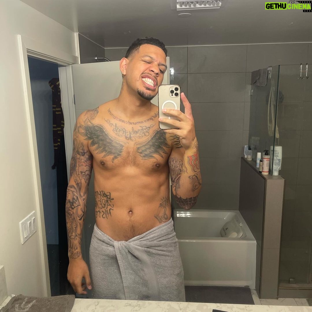 Sarunas J. Jackson Instagram - I’m always hungry for progression. I’ve had an inconsistent journey with my body for years due to a back injury. As a former athlete, most my life my identity was tied with my physical body. When that has been taken from me at times, my mental health was too. Took me to a negative space to not be able sit in a car without feeling extreme pain. I’m so grateful to be in the space I’m in now. From squatting (kinda lol) 315 lbs, to boxing, hoopin, playing with my daughter and God kids.. So much to be thankful for. I had to take accountability (which is scary for most) and decide to take control of my mental health and physical health. If you are in a place you are not happy in, YOU have more power then you give yourself credit for. Your mind is your strongest tool and you can get on the path you want. Prioritizing my mental is what allowed me to get physically healthy and set my routines and diet. Outside opinions of others mean NOTHING. If people are lying and putting THEIR limitations on you, that is THEIR issue and not YOURS. You are what you attach to I am (Confucius). S/O to @liftsociety for providing a space for me to maintain my mind and body 🙏🏽💪🏽 And to @q24training and @craigliebenson for getting me on the right track 💙🫡 1st slide: Oct 2022 (Left) Sept 2023 (Right) 🙏🏽 And others are throughout the past 3 years. Los Angeles, California