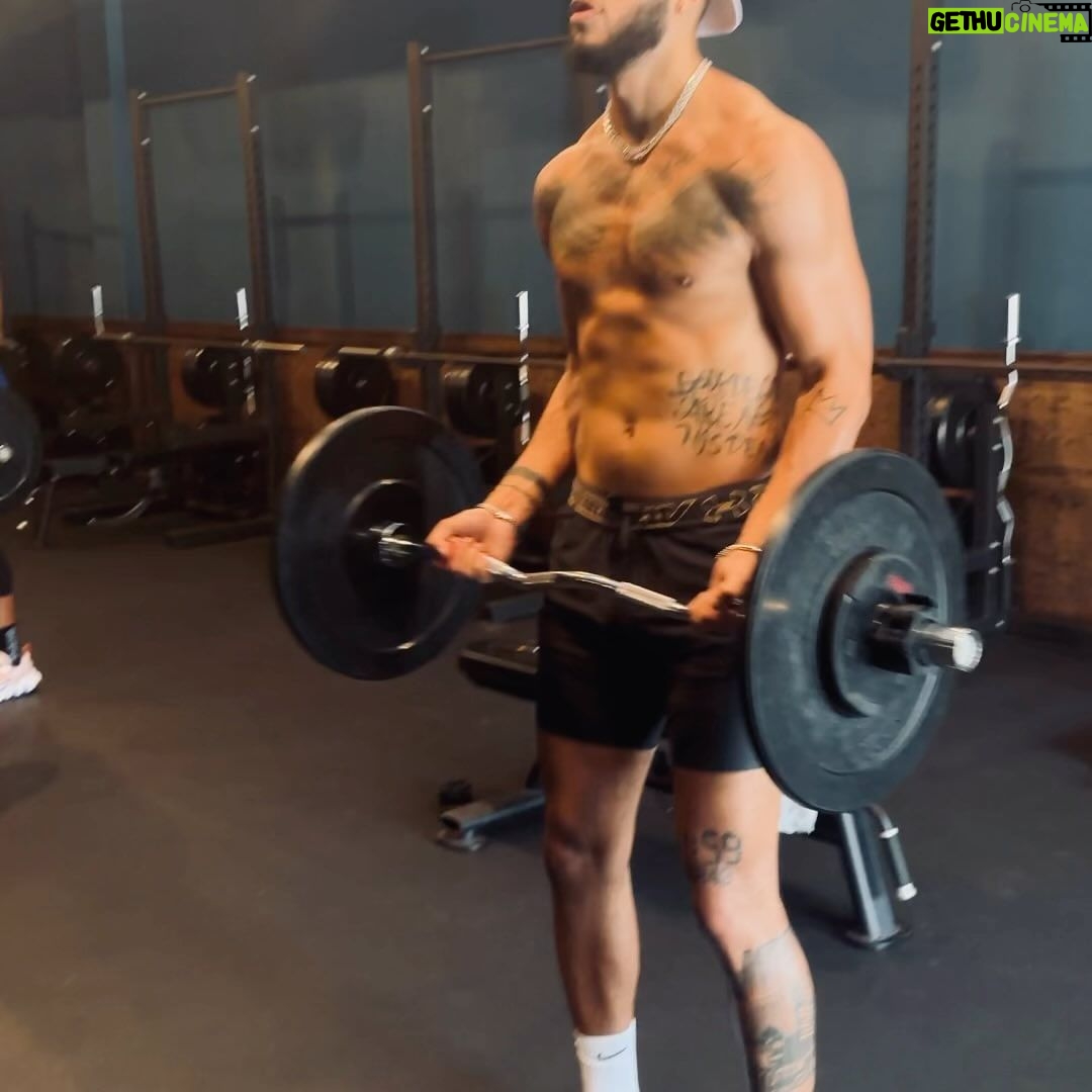 Sarunas J. Jackson Instagram - I’m always hungry for progression. I’ve had an inconsistent journey with my body for years due to a back injury. As a former athlete, most my life my identity was tied with my physical body. When that has been taken from me at times, my mental health was too. Took me to a negative space to not be able sit in a car without feeling extreme pain. I’m so grateful to be in the space I’m in now. From squatting (kinda lol) 315 lbs, to boxing, hoopin, playing with my daughter and God kids.. So much to be thankful for. I had to take accountability (which is scary for most) and decide to take control of my mental health and physical health. If you are in a place you are not happy in, YOU have more power then you give yourself credit for. Your mind is your strongest tool and you can get on the path you want. Prioritizing my mental is what allowed me to get physically healthy and set my routines and diet. Outside opinions of others mean NOTHING. If people are lying and putting THEIR limitations on you, that is THEIR issue and not YOURS. You are what you attach to I am (Confucius). S/O to @liftsociety for providing a space for me to maintain my mind and body 🙏🏽💪🏽 And to @q24training and @craigliebenson for getting me on the right track 💙🫡 1st slide: Oct 2022 (Left) Sept 2023 (Right) 🙏🏽 And others are throughout the past 3 years. Los Angeles, California