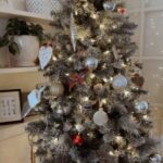 Saskia Thuot Instagram - Lendemain de Noël (avec Elvis) 🎄Alors que les enfants ont eu le courage d’aller dans les centres d’achat, je profite du calme pour magasiner dans le confort de mon salon. Jusqu’au 10 janvier, le boxing day de @gagnonfreres bat son plein, en ligne et en magasin🎄Une belle occasion pour moi de me choisir un nouveau frigo, le mien a officiellement rendu l’âme🤦🏼‍♀️ Bon magasinage ☺️🎄 #collab #gagnonfreres #boxingday #entrepriselocale #deco