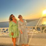 Saskia Thuot Instagram – Nous avons toutes les deux, la joie de vivre et le bonheur facile. L’allégresse est toujours au rendez-vous avec Sophie. Notre allégresse est maintenant allé« grec »😉 Déjà notre dernière soirée ici avec un autre de ces majestueux coucher de soleil, et devinez quoi? On a des p’tites nouvelles robes grecques 😜🩵

Ahhhhh la Grèce 🫶🏼🩵

#santorini @santorini @sophiegosselin11 #allegresse #grece
