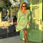 Saskia Thuot Instagram - Nous avons toutes les deux, la joie de vivre et le bonheur facile. L’allégresse est toujours au rendez-vous avec Sophie. Notre allégresse est maintenant allé« grec »😉 Déjà notre dernière soirée ici avec un autre de ces majestueux coucher de soleil, et devinez quoi? On a des p’tites nouvelles robes grecques 😜🩵 Ahhhhh la Grèce 🫶🏼🩵 #santorini @santorini @sophiegosselin11 #allegresse #grece